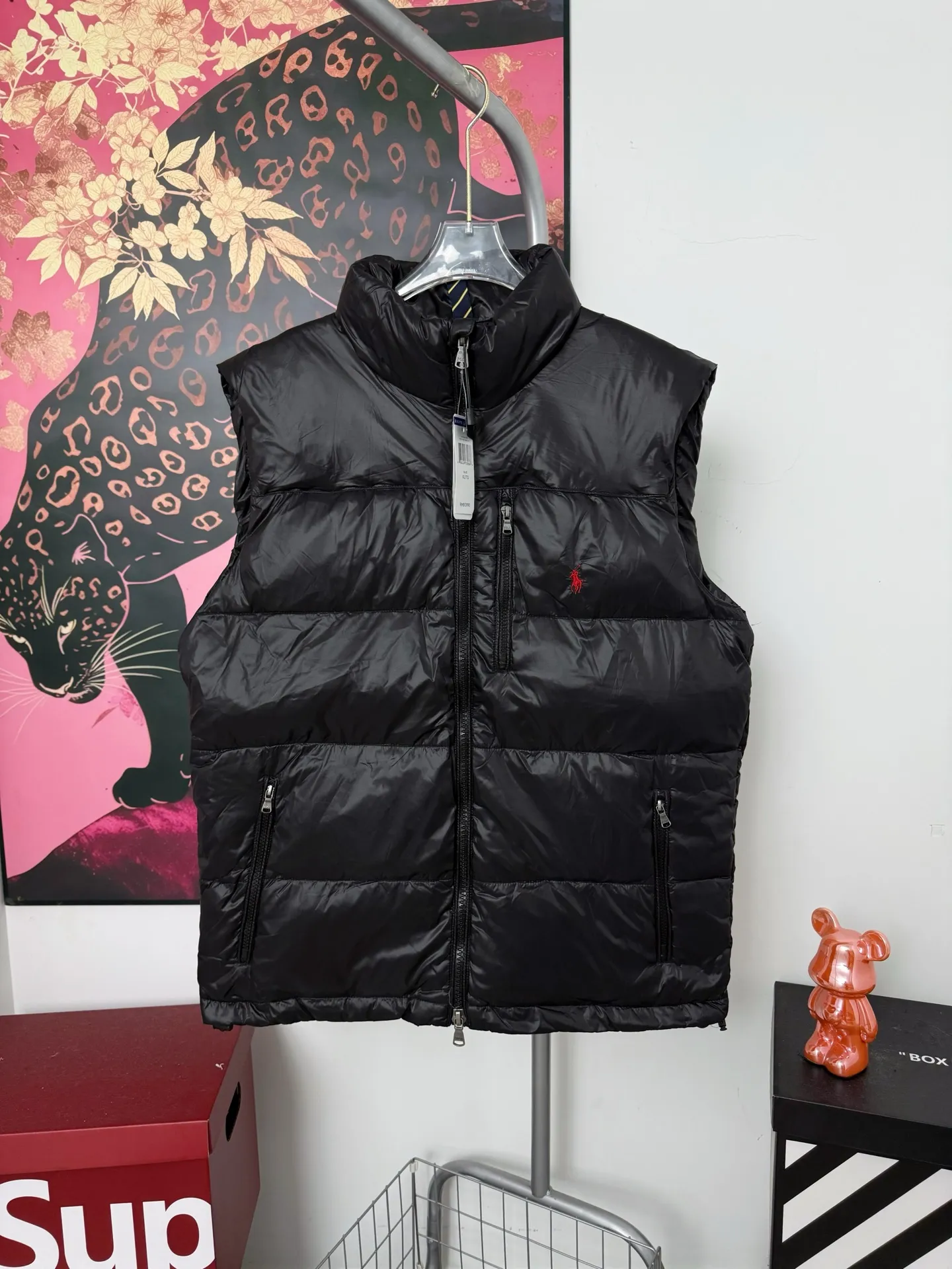 P530 Ralph small label embroidered down jacket, the same style at Ralph Lauren counters. It is made of 80 velvet. The fleece is warm enough. It is very textured on the hand. It is three-dimensional and atmospheric. It is easy to wear in winter. It is simple and elegant. It adopts the os version. The upper body effect is very good. It is suitable for all body types. Soft and comfortable. Craftsmanship imported custom zippers➕Hardware and accessories are complete. The embroidery is full and three-dimensional. Perfect restoration of zp 2:1. Same style for men and women. Versatile and easy to wear. Size M L XL XXL Color black navy blue bright black